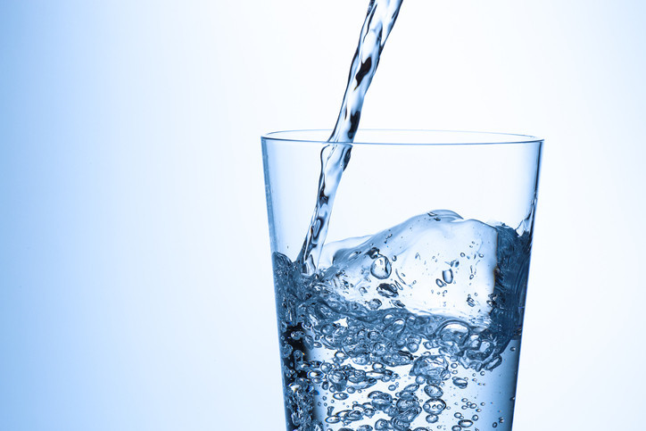 Το νερό βοηθά να διατηρήσετε το μαύρισμά σας το καλοκαίρι